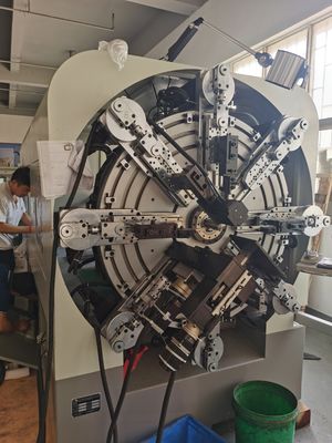 100 m pro Minute, die Schraubenfeder-Herstellungsmaschine mit kohlenstoffarmem Stahl einspeist